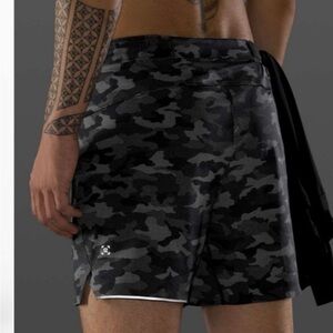 Lululemon Surge Men's Lined Black Camo Workout Shorts, size medium